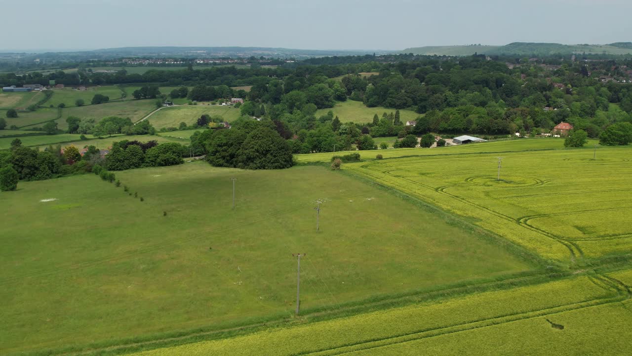 vista aérea del círculo de la cosecha con marcas de tractor en el campo cerca de la aldea de potterne en inglaterra, reino unido