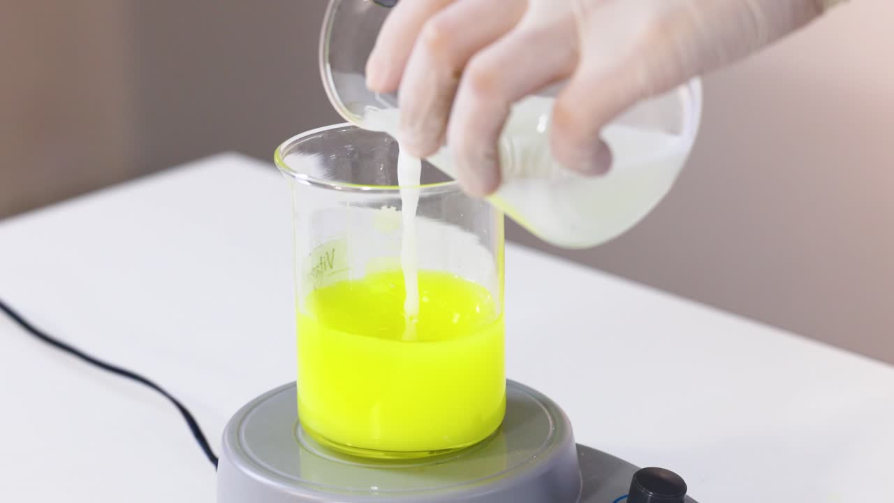 Dimostrazione di reazione chimica con cambiamento di colore