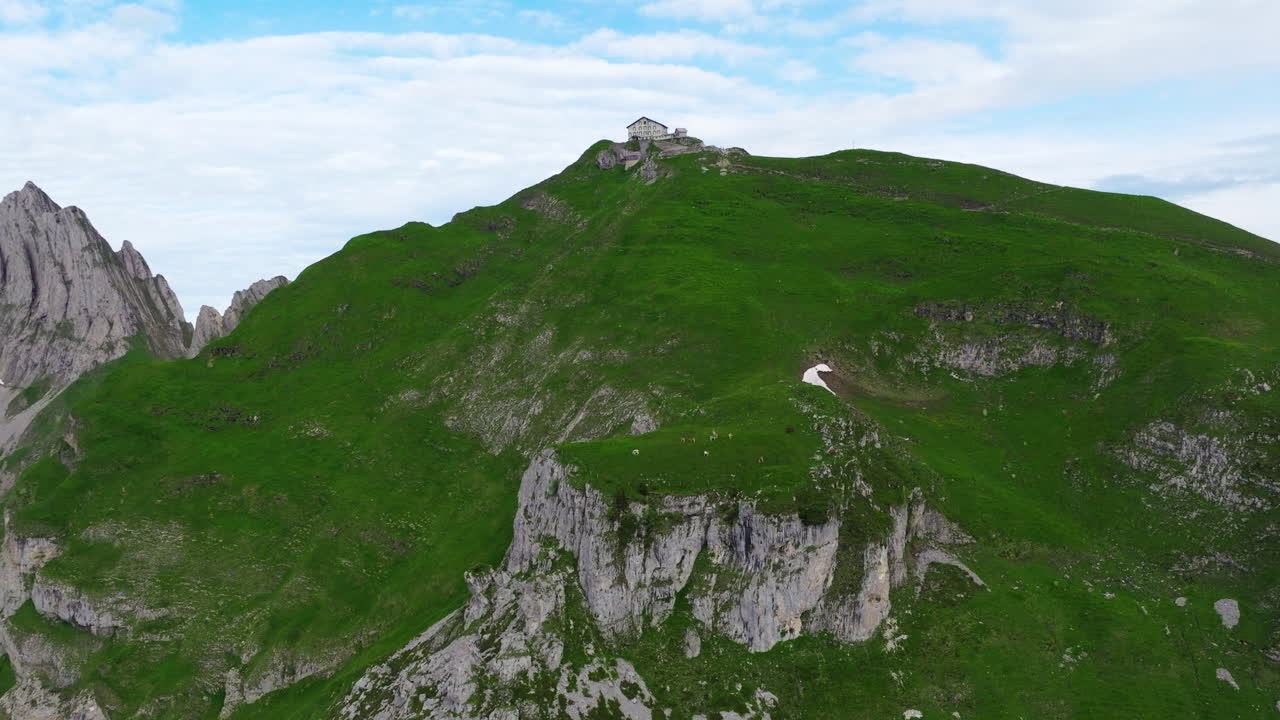 гостевая хижина на горной вершине над хребтом шафлера в аппенцельских альпах, швейцария