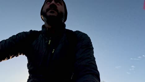 Vista-De-ángulo-Bajo-Desde-El-Manillar-De-La-Bicicleta-De-Un-Hombre-Indio-Adulto-Montando-En-Bicicleta-En-Una-Mañana-Fría-Con-Cielos-Azules-En-El-Fondo