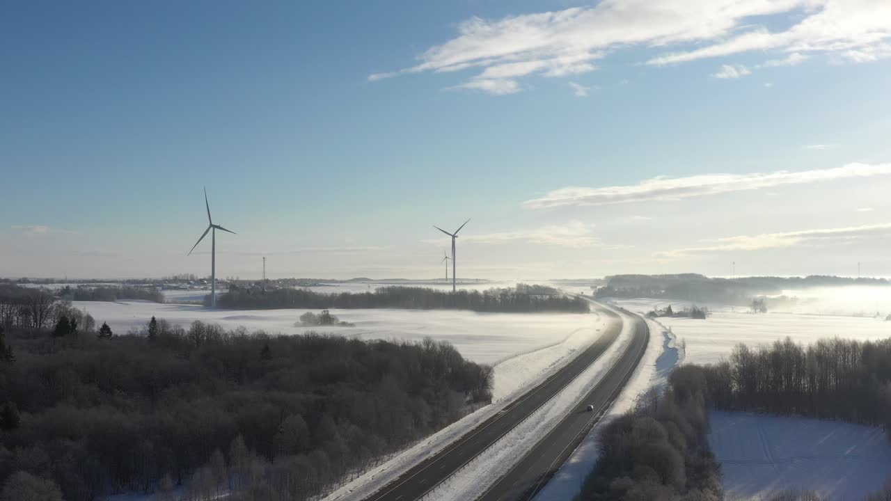추운 겨울날 풍차와 고속도로의 조감도