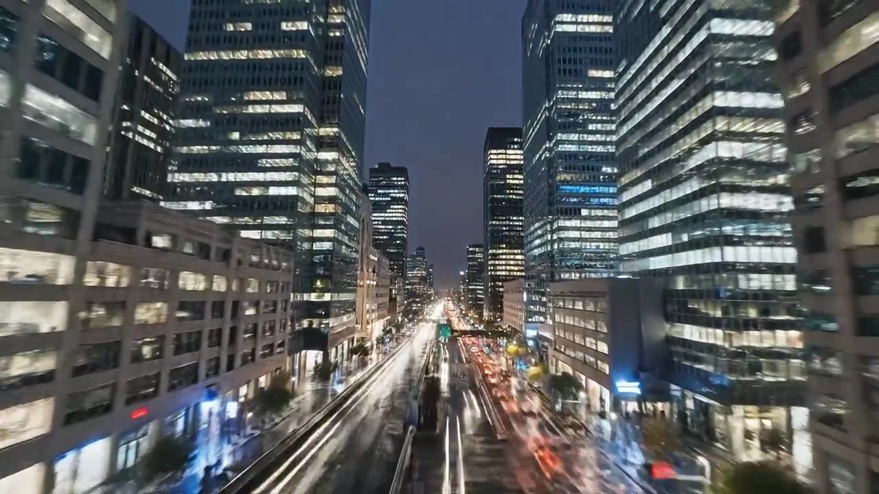 深まる夜空の下、きらめく超高層ビルとダイナミックな交通の流れで彩られた、魅惑的な都市の夕暮れ景観。