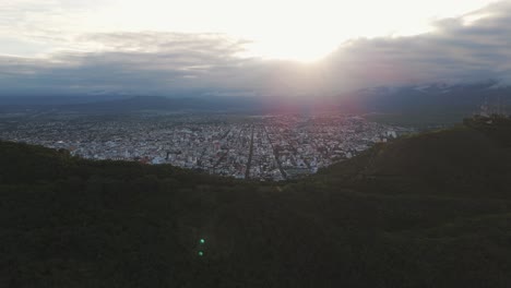 Empuje-Aéreo-Sobre-La-Montaña