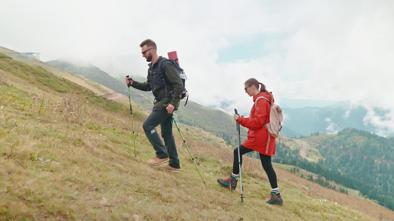 excursionistas en un sendero de montaña