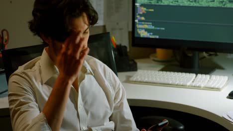 ejecutivo masculino usando tableta digital y computadora en la oficina 4k