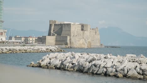 Napoli,-Italia---2-De-Mayo-De-2022:-Una-Vista-De-Castel-Dell&#39;ovo,-El-Castillo-Más-Antiguo-De-La-Ciudad