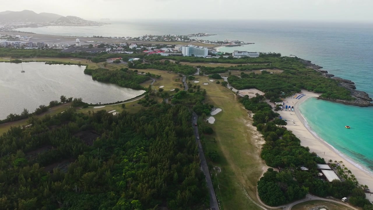 Isola di St. Maarten, Mar dei Caraibi. Ripresa con drone di Simpson Bay, Mullet Bay Beach e edifici intorno all'aeroporto