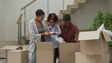 Familie-Zieht-In-Ein-Neues-Zuhause