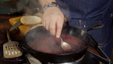 chef preparando una salsa para una hamburguesa