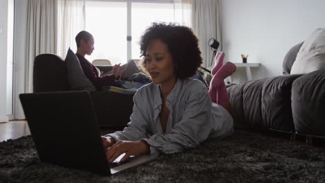 Pareja-De-Lesbianas-Usando-Una-Computadora-Portátil-En-La-Sala-De-Estar