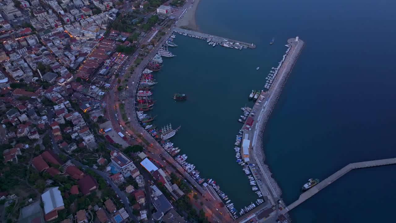 Türkiye, Alanya üzerinde Akdeniz kıyı şeridi manzaralarıyla gün batımı.
