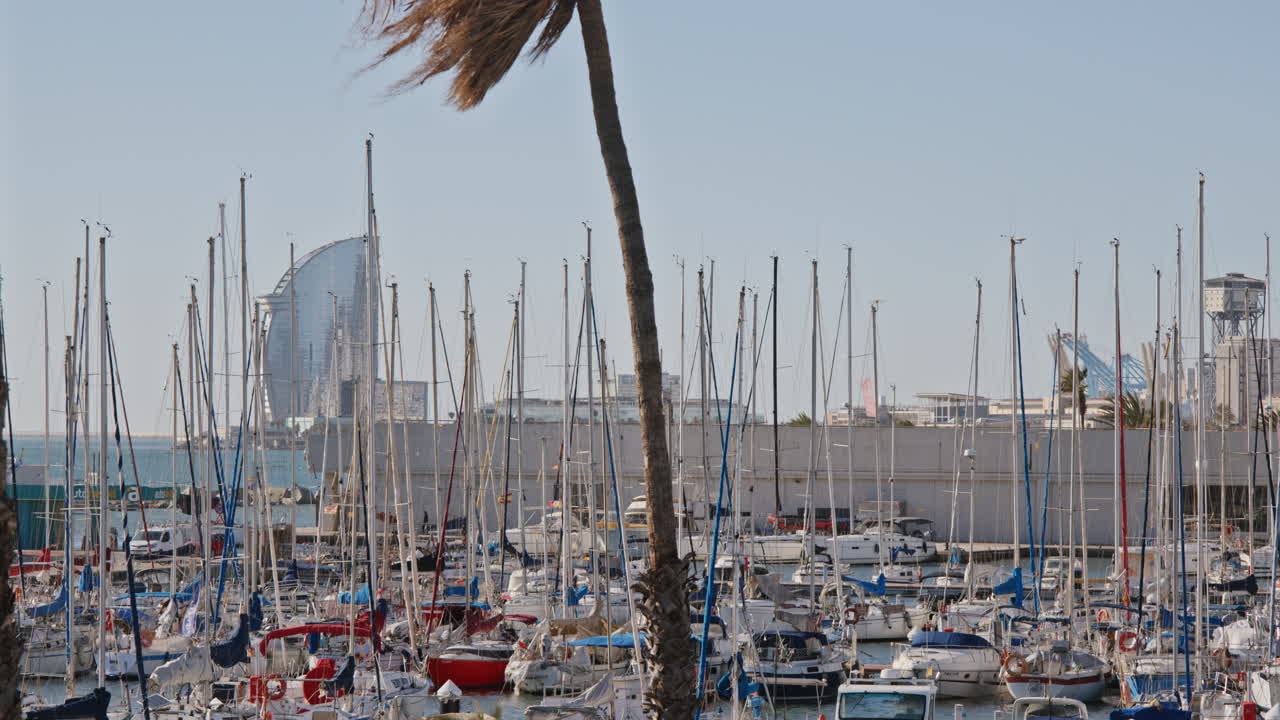 Marina con barche a vela e yacht a Barcellona, con l'Hotel W sullo sfondo