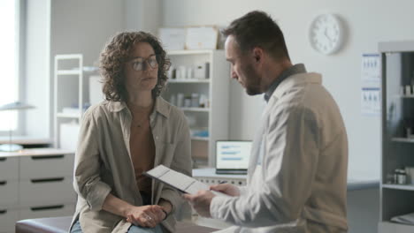 paciente que explica los síntomas al médico durante la consulta médica