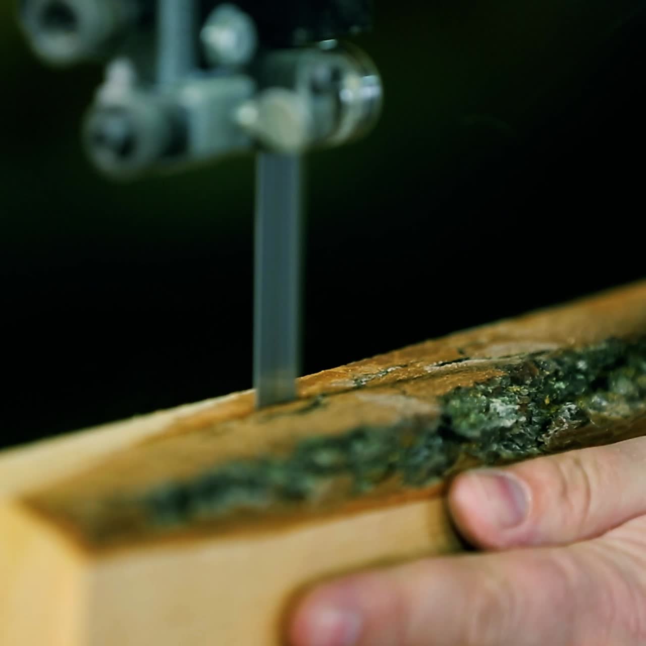 hombre usa una sierra eléctrica para cortar tablas de madera