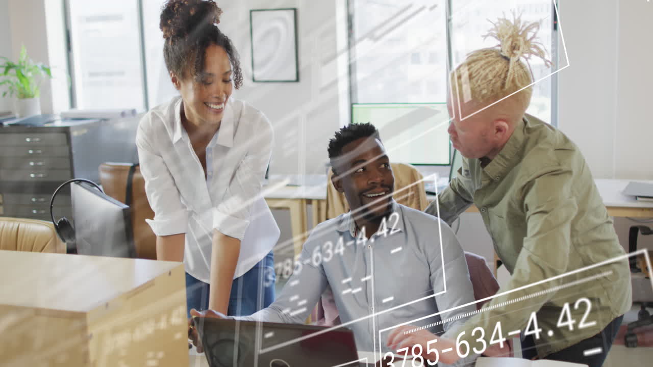 animação de interface com processamento de dados sobre diversos colegas discutindo juntos no escritório