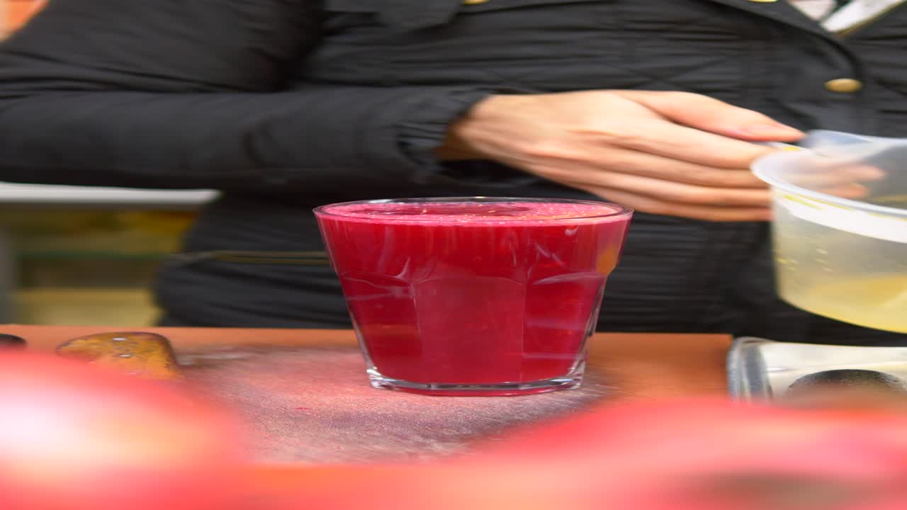 Preparazione di una bevanda di succo rosso con succo d'arancia
