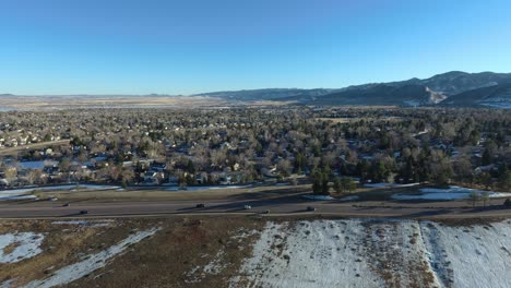 Eine-Drohnenaufnahme-Fängt-Pendler-An-Einem-Sonnigen-Nachmittag-Außerhalb-Von-Denver-Colorado-Ein