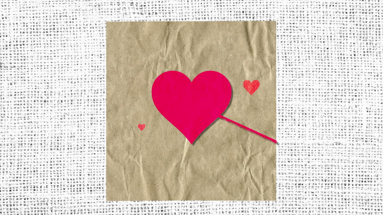 Cuori rossi con freccia su carta con tessuto