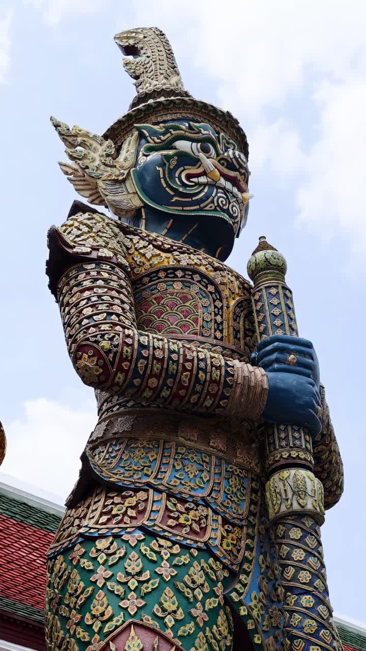 Statua ornata al Tempio del Buddha di Smeraldo.