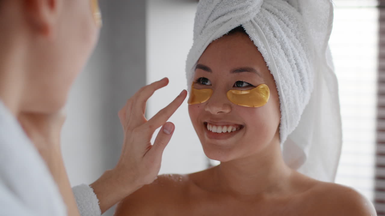 금색 눈판 을 착용 하는 여자