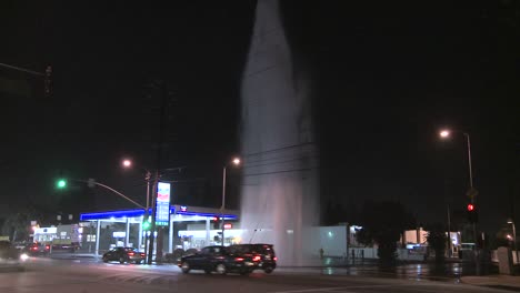 El-Agua-Brota-De-Una-Tubería-De-Agua-Rota-En-Los-Angeles-2