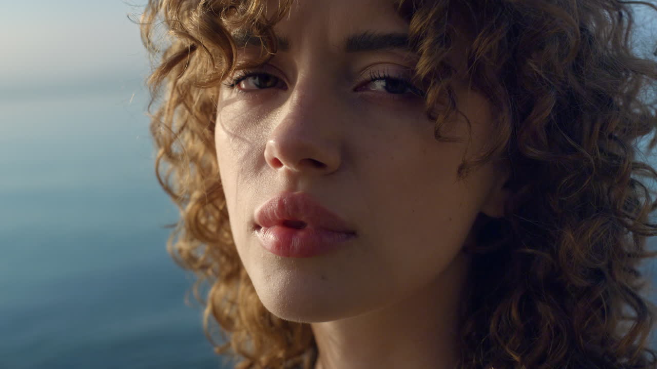 rapariga perturbada em close-up olhando para a câmera. retrato de rosto de mulher triste