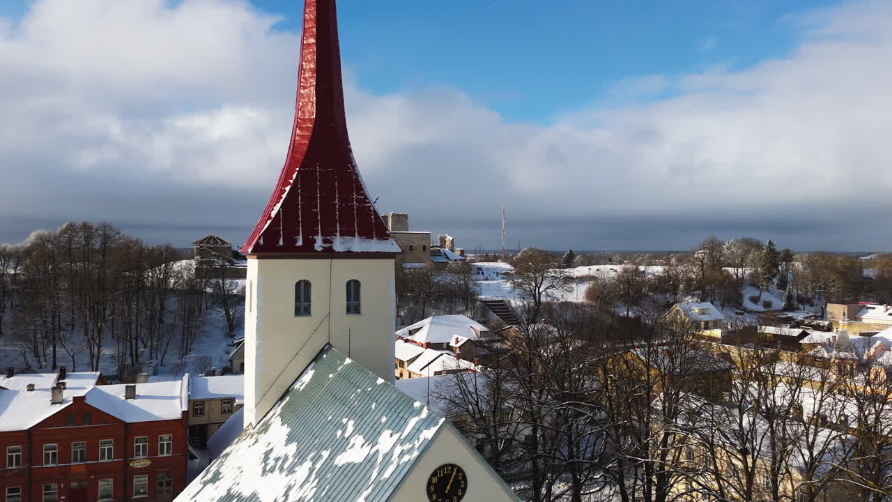 Drönare som stiger framför kyrkan, Rakveres slotts bakgrund, vinter i Estland