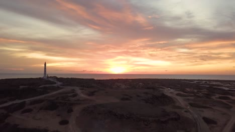 Toma-De-Drone-De-La-Casa-De-La-Luz-De-California-En-Aruba,-Caribe-Con-Una-Puesta-De-Sol-Impresionante