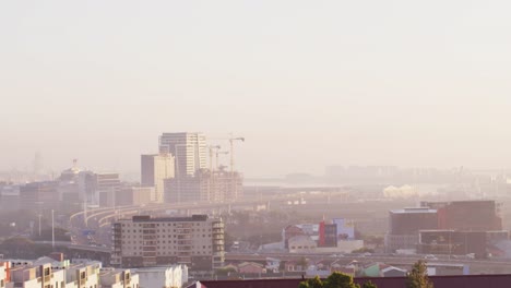 vista general del paisaje urbano con múltiples rascacielos altos y edificios cubiertos de niebla