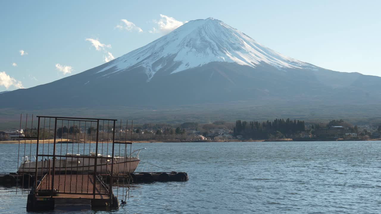 Mount Fuji, Japan. Snedækket vulkankegle, set fra Kawaguchi-søen på en solrig efterårsdag