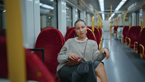 mujer sentada en un tren subterráneo