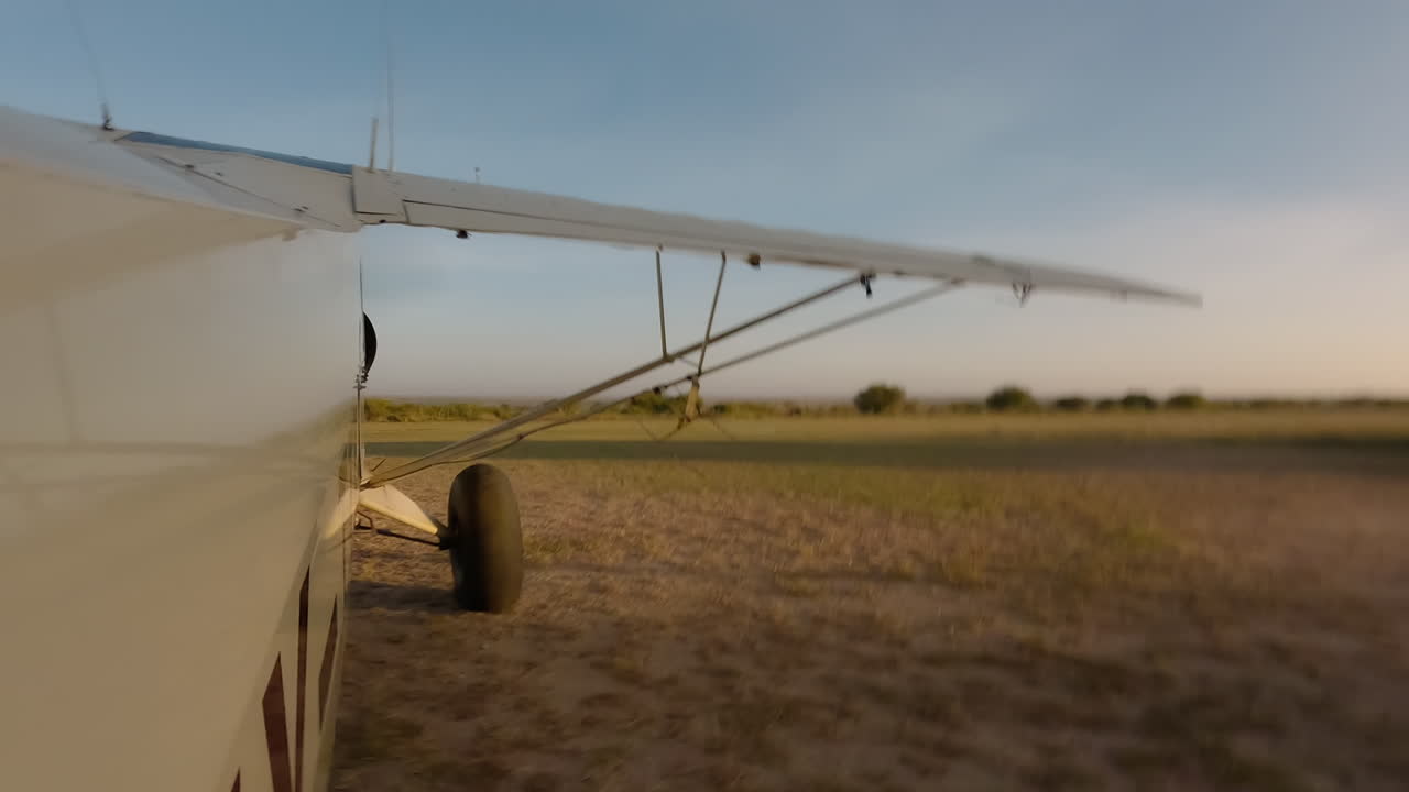 Piccolo aereo vista laterale che avvia il motore vicino alla pista.