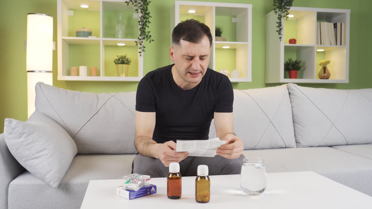 el hombre con dolor de estómago bebe medicamentos. dolor abdominal severo.