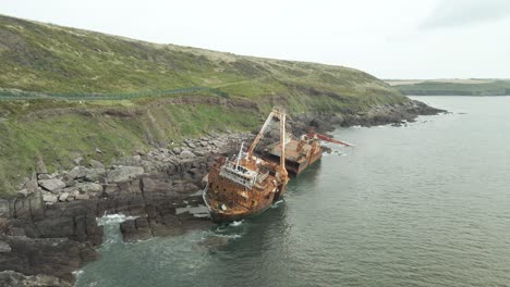una barcaza oxidada y oxidada naufragó un incidente en cork, irlanda.