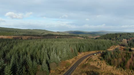 Drohnenaufstieg-Enthüllt-Wunderschöne-Landschaft-Hinter-Grünem-Wald-Im-Herzen-Großbritanniens