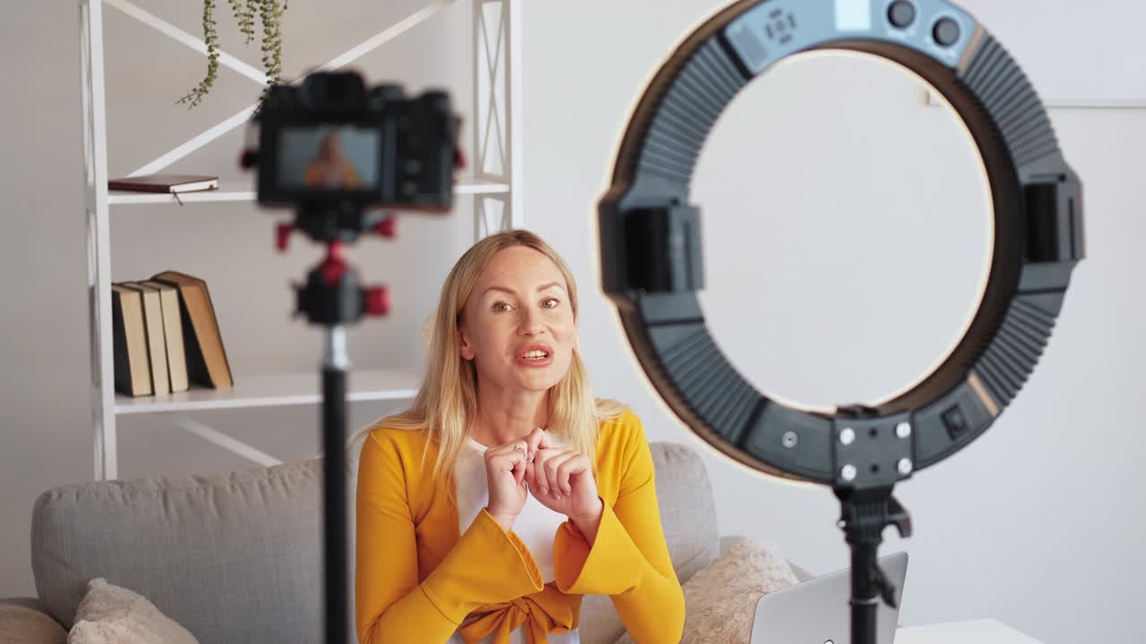 grabación de estudio de video educativo de mujer influyente