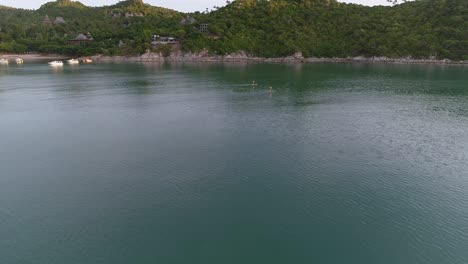 Paisaje-Marino-Con-Surfistas-Al-Amanecer