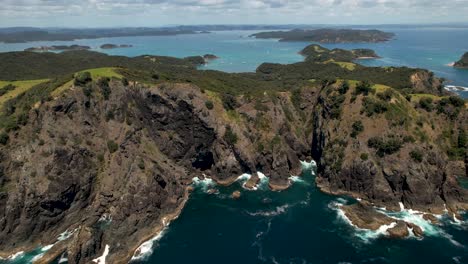 Espectacular-Vista-De-Drones-De-Acantilados-Y-Paisajes-Paradisíacos,-Océano-Tranquilo,-Día-Soleado