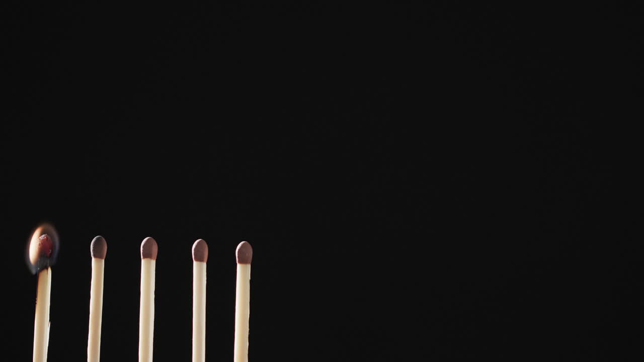 video de fósforos con llama de fuego amarilla y espacio de copia en fondo negro