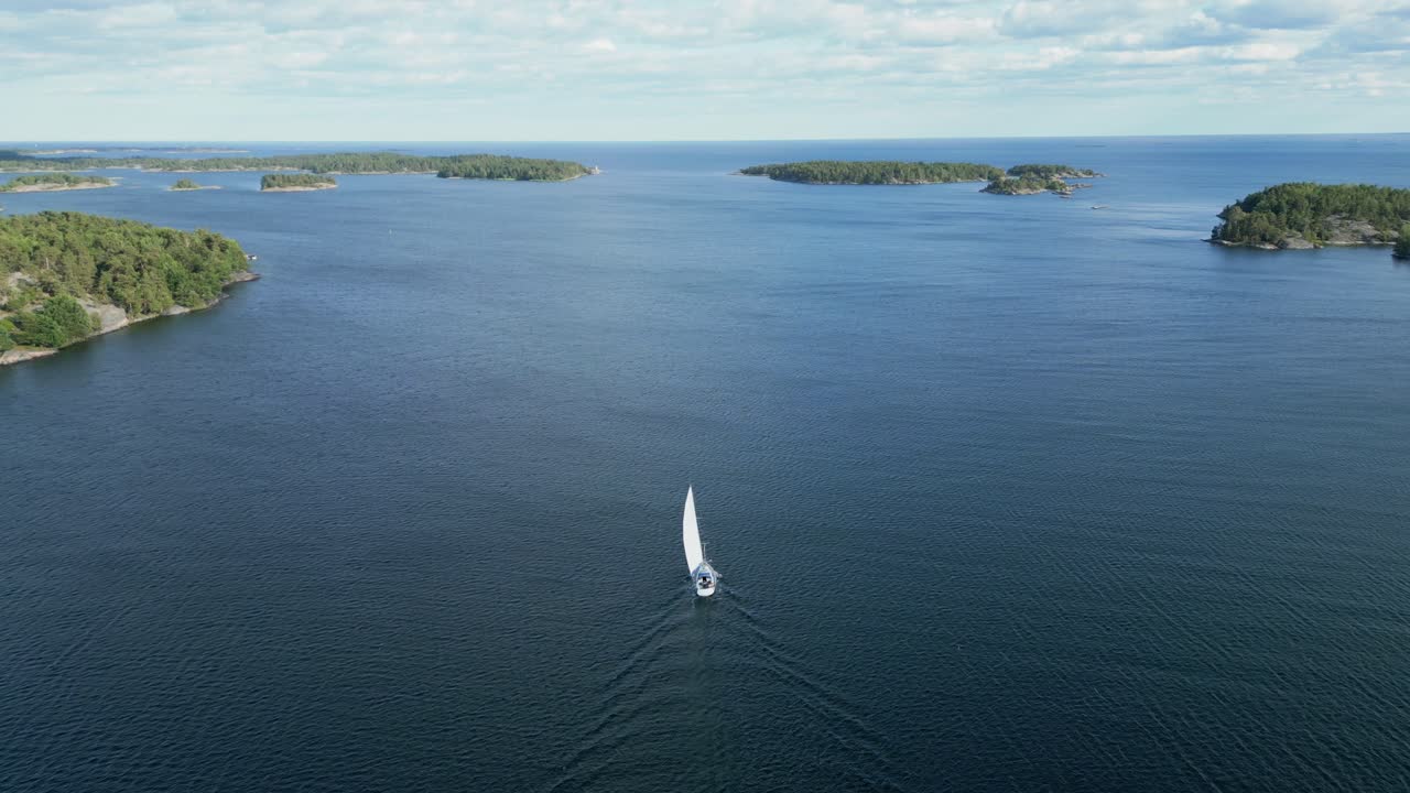 un velero navega a través de skerries en la costa de suecia en el mar báltico