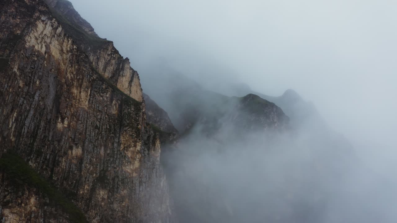 안개가 가득한 산꼭대기