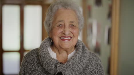 retrato de una anciana feliz riendo alegremente disfrutando de un estilo de vida relajado en la casa de retiro hermosa anciana sonriendo en el interior