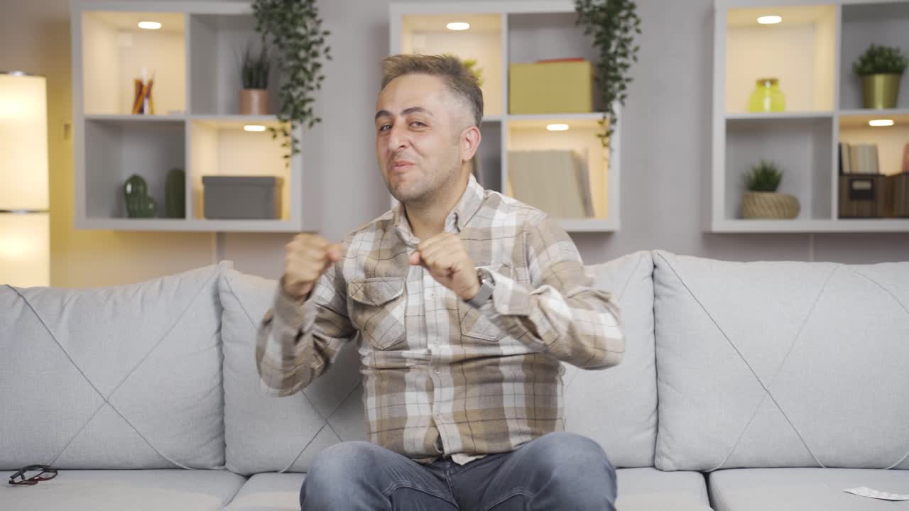 un tipo divertido burlándose de la cámara.