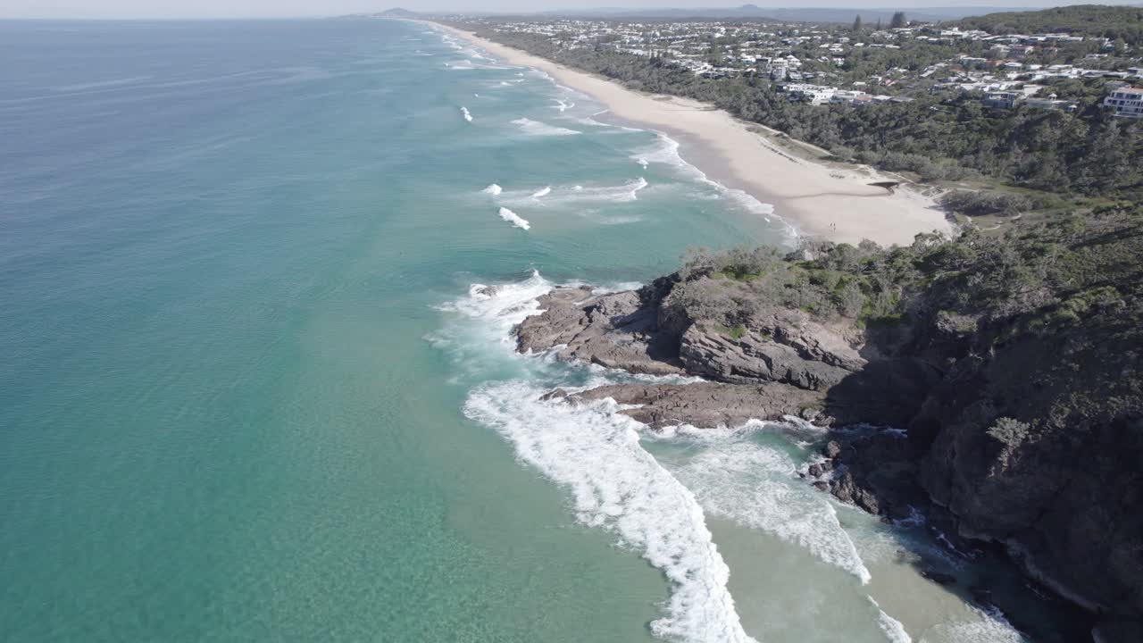 playa de la costa del sol en queensland, australia durante el día - toma aérea de un dron