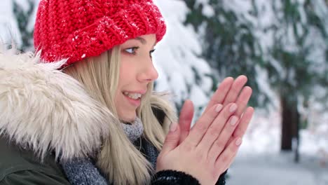 Mujer-Frotándose-Las-Manos-En-Invierno