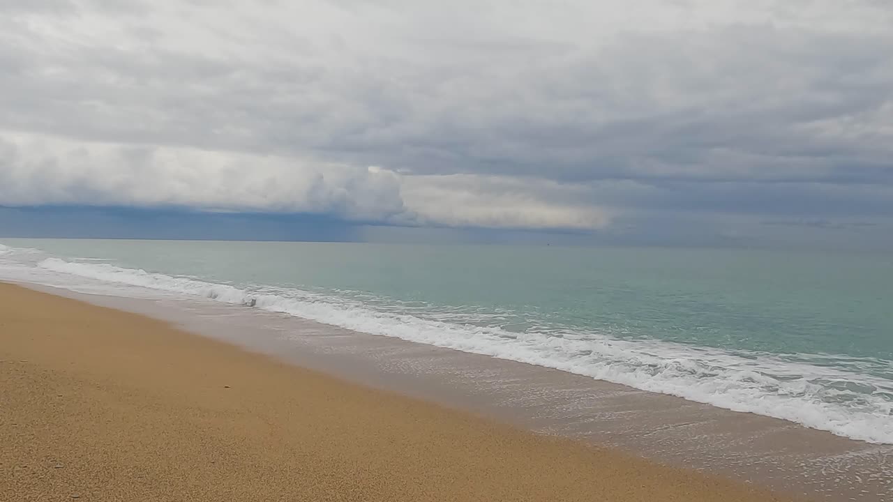 120fps에서 느린 동작으로 거친 모래 해변 바다 물결 4k 흐린 날 청록색 물 단일 바다 파도 큰 빈 해변