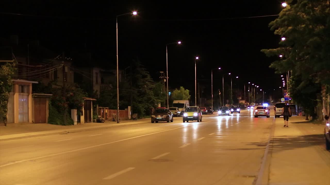 밤의 외로운 거리와 교통체증