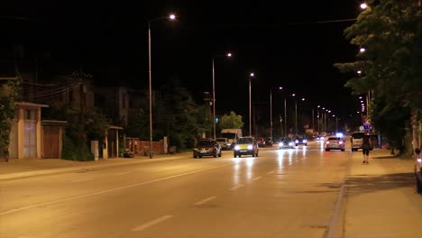 calle solitaria por la noche y el tráfico en ella.