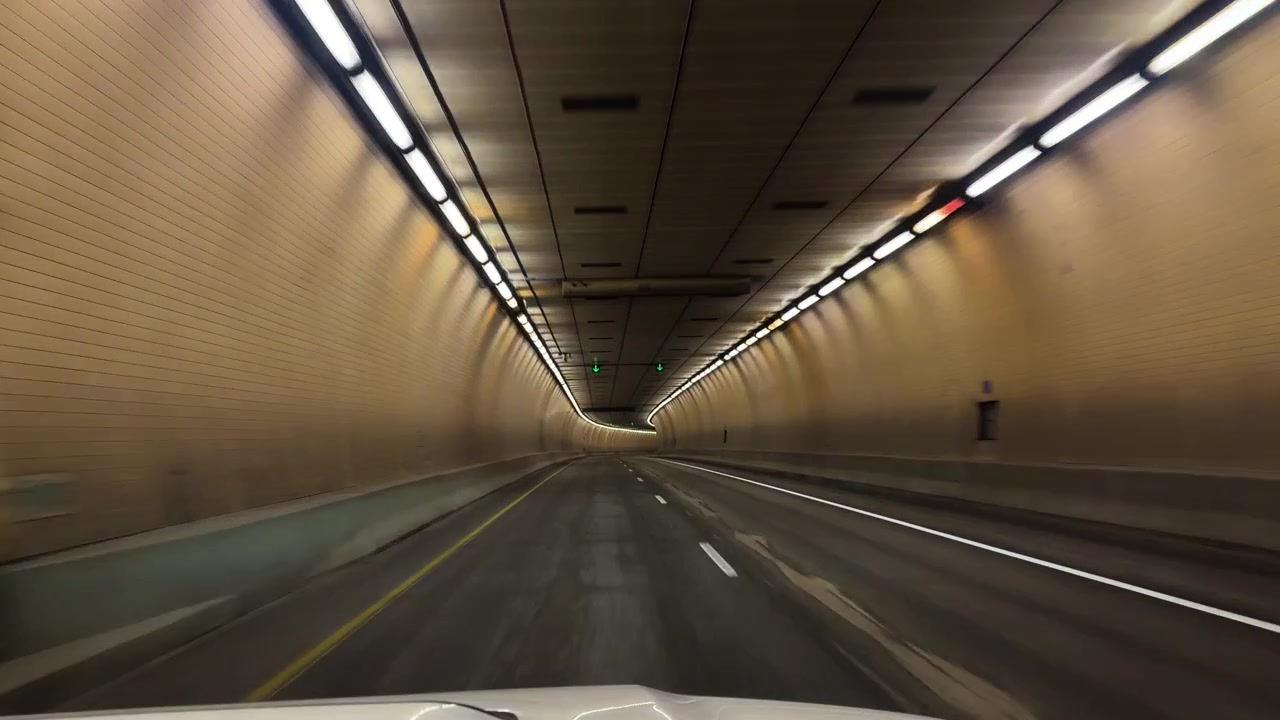 Guida in galleria su un'autostrada americana, dal punto di vista del conducente