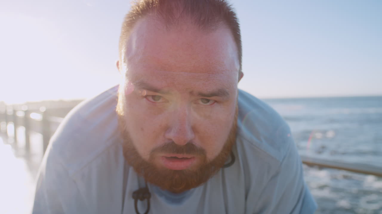 correr, cansado y en forma con hombre con sobrepeso